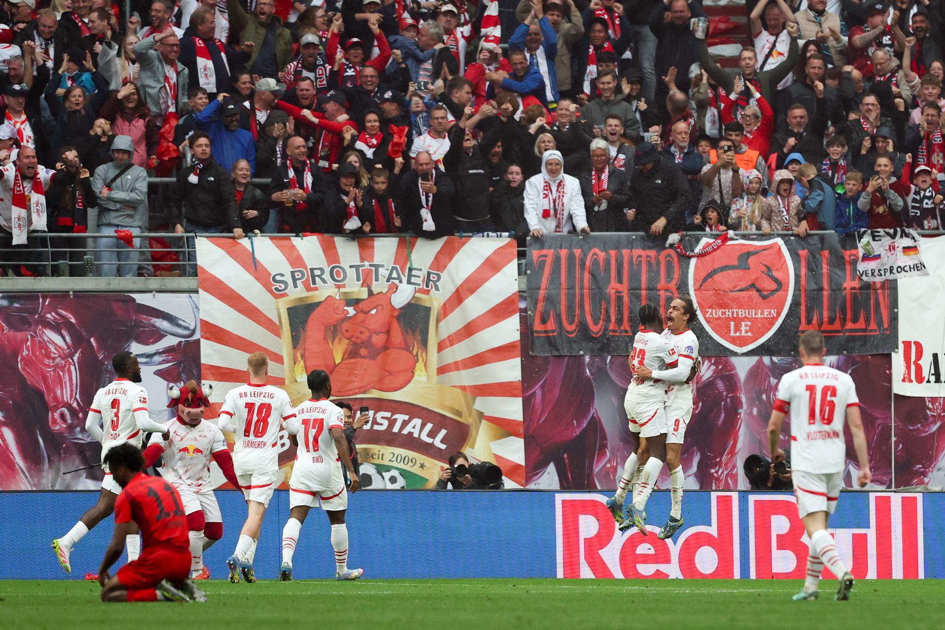 EL jugador del Leipzig Yussuf Poulsen (2-d) durante el partido de la Bundesliga que han jugado RB Leipzig y Bayern Múnich en Leipzig, Alemania. EFE/EPA/Filip Singer .