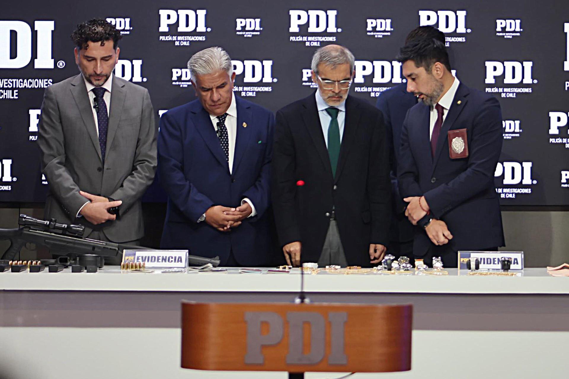 Fotografía cedida por la Policía de Investigaciones de Chile (PDI) del ministro de Seguridad Pública, Luis Cordero (2d), junto al fiscal regional metropolitano Occidente, Marcos Pastén (2i), y autoridades policiales este miércoles, durante la presentación de evidencia en el marco de la llamada ´Operación Pennsylvania´, en Santiago (Chile). EFE/ Policía de Investigaciones de Chile