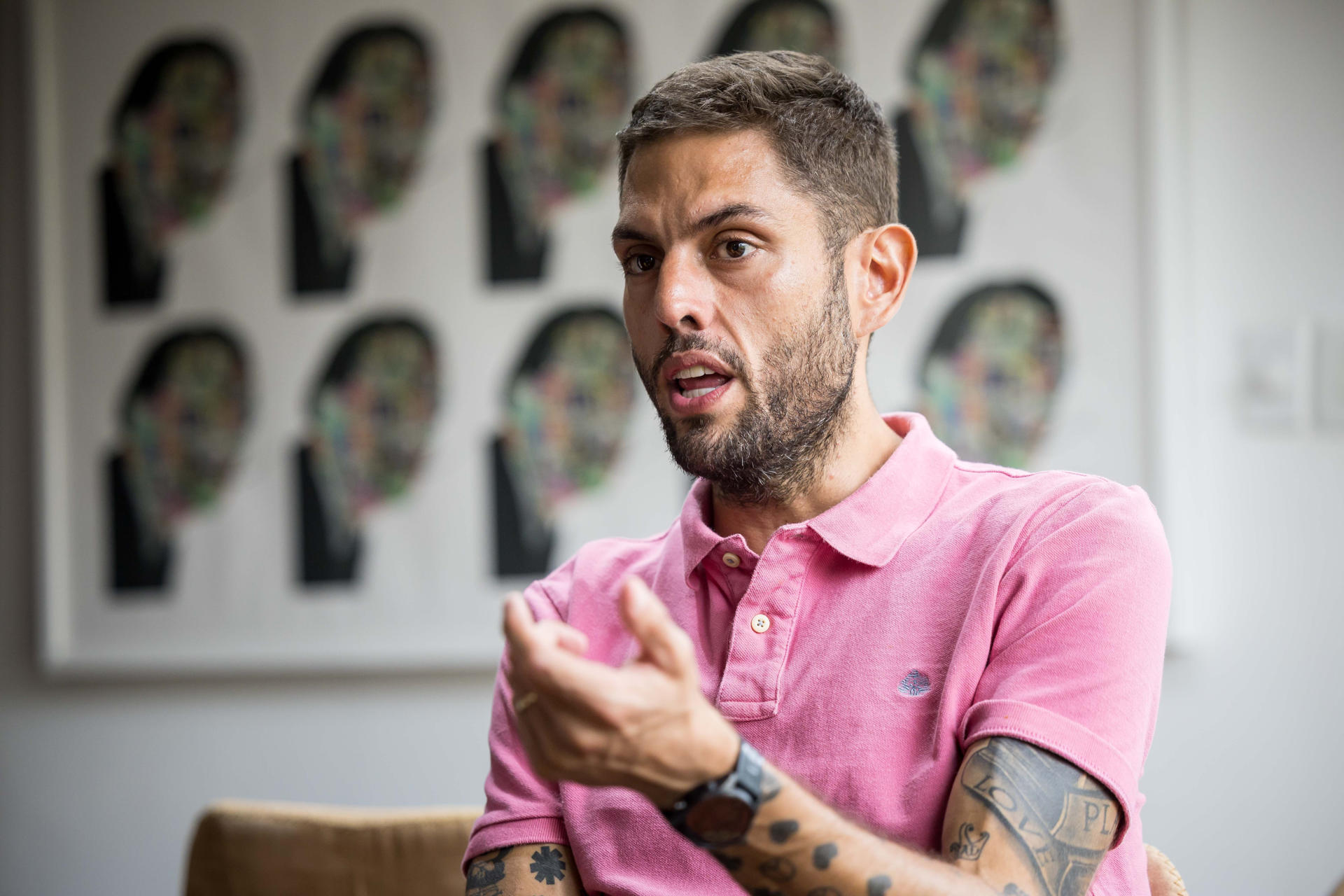Fotografía del candidato a la gobernación del estado de Miranda, Juan Requesen, durante una entrevista con EFE en Caracas (Venezuela). EFE/ Miguel Gutiérrez