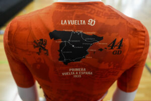 Presentación de los maillots de La Vuelta a España 2025 a la que han asistido el directorde La Vuelta, Javier Guillén, y Mónica Santini, responsable de la marca fabricante de los maillots. EFE/Borja Sánchez-Trillo