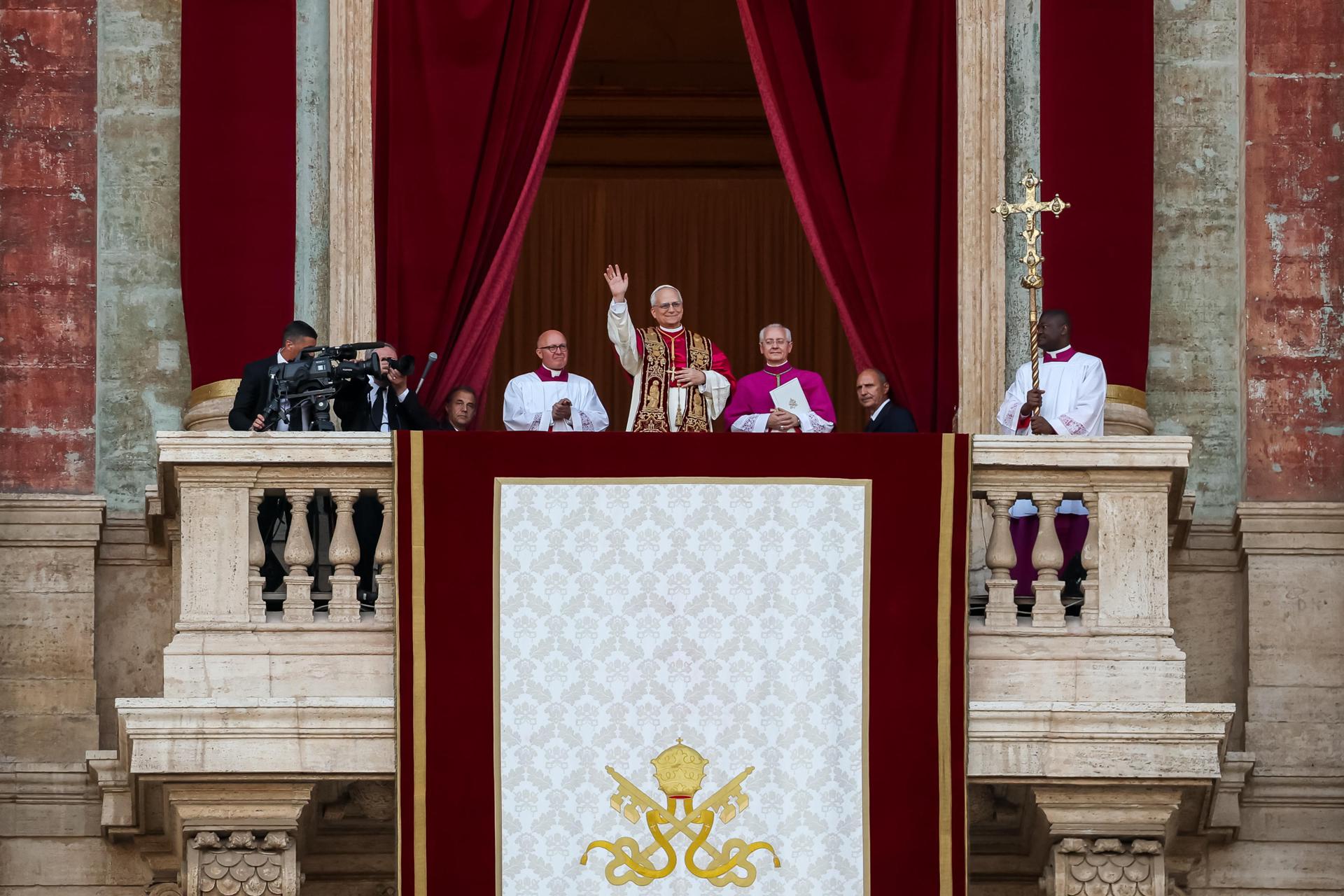 El recién elegido Papa León XIV habla desde la logia central de la Basílica de San Pedro, Ciudad del Vaticano. EFE/ANDREA SOLERO
