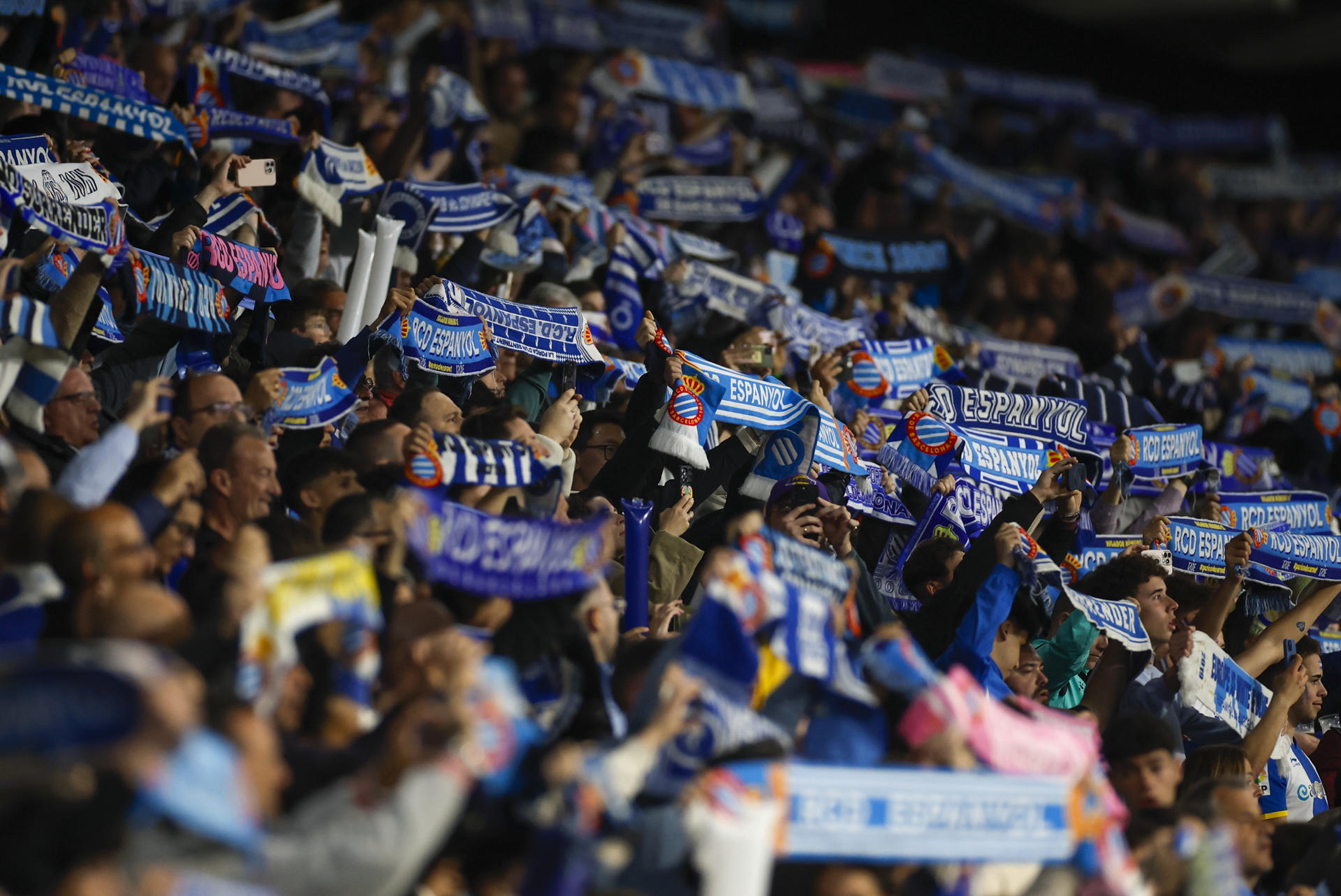 Imagen de archivo de a aficionados del Espanyol en el RCDE Stadium, en Cornellà (Barcelona). EFE/ Alberto Estévez