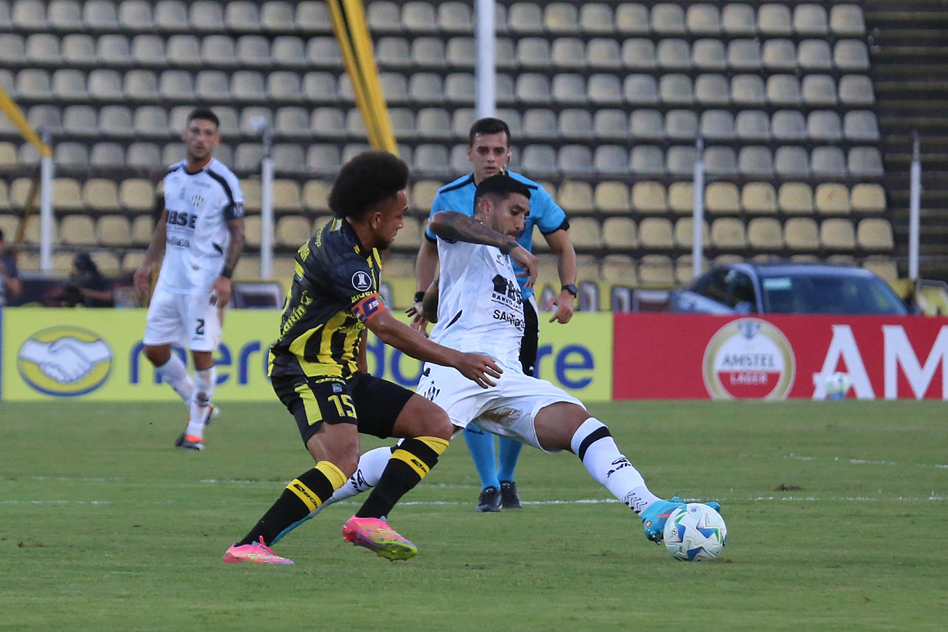 Maurice Cova (i) de Táchira disputa un balón con Jonathan Galván (d) de Central Córdoba este martes, durante un partido de la fase de grupos de la Copa Libertadores. EFE/ Mario Caicedo