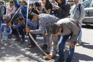 Campesinos de la localidad de Palenque participan en una protesta este jueves, frente a la Corte Constitucional en Quito (Ecuador). Campesinos de una localidad de Ecuador se concentraron para reclamar justicia contra el "despojo de tierra" de 639 hectáreas de terreno, que denuncian haber sufrido a manos de "dos jueces". EFE/ Alexander Martinez