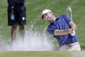 Scottie Scheffler de EE. UU. golpea desde la arena en el hoyo 1 durante la ronda final del torneo de golf del Campeonato de la PGA de 2025 en el Quail Hollow Club en Charlotte, Carolina del Norte (EE.UU.). EFE/ERIK S. LESSER