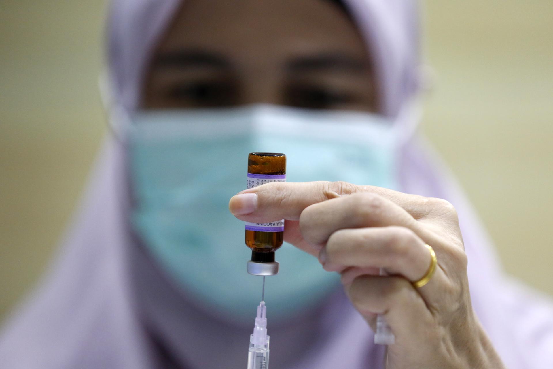 Fotografía de archivo de trabajador de la salud que prepara una vacuna contra el sarampión-rubéola. EFE/HOTLI SIMANJUNTAK.