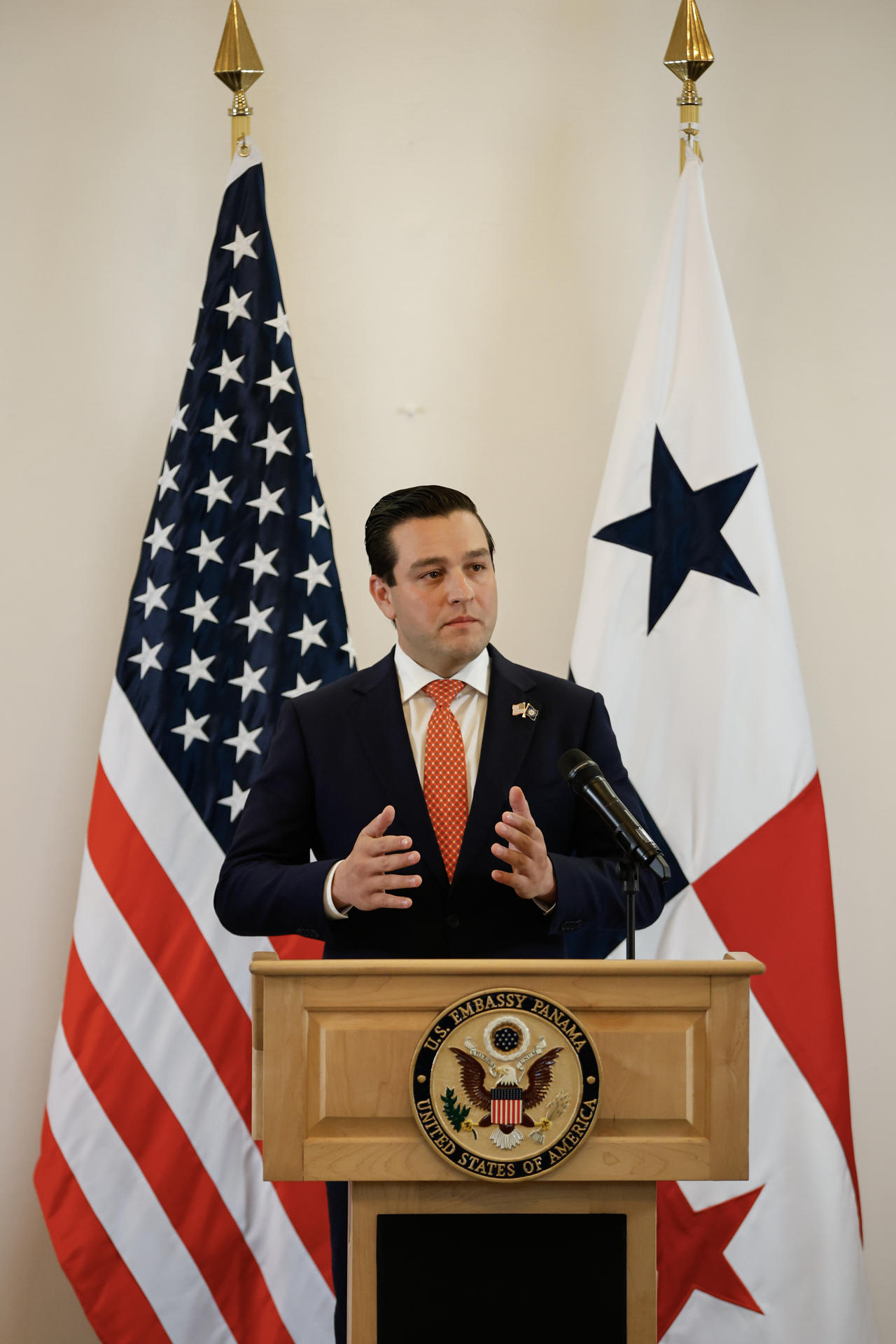 El embajador de Estados Unidos en Panamá, Kevin Marino Cabrera, habla en una rueda de prensa este 8 de mayo de 2025, en Ciudad de Panamá (Panamá). EFE/ Bienvenido Velasco