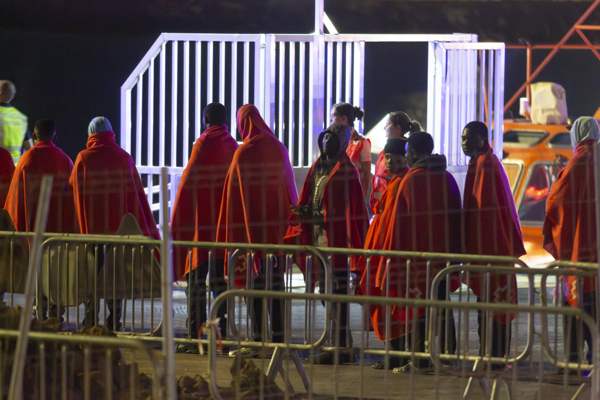 ARRECIFE (LANZAROTE), 10/05/2025.- La Salvamar Acrux, de Salvamento Marítimo, rescata a 65 personas de origen subsahariano que intentaban llegar a Lanzarote en una patera. EFE/ Adriel Perdomo