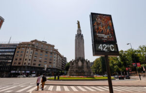 En la imagen de archivo, un termómetro marca 42 ºC en Bilbao en el mes de julio. EFE/Luis Tejido.