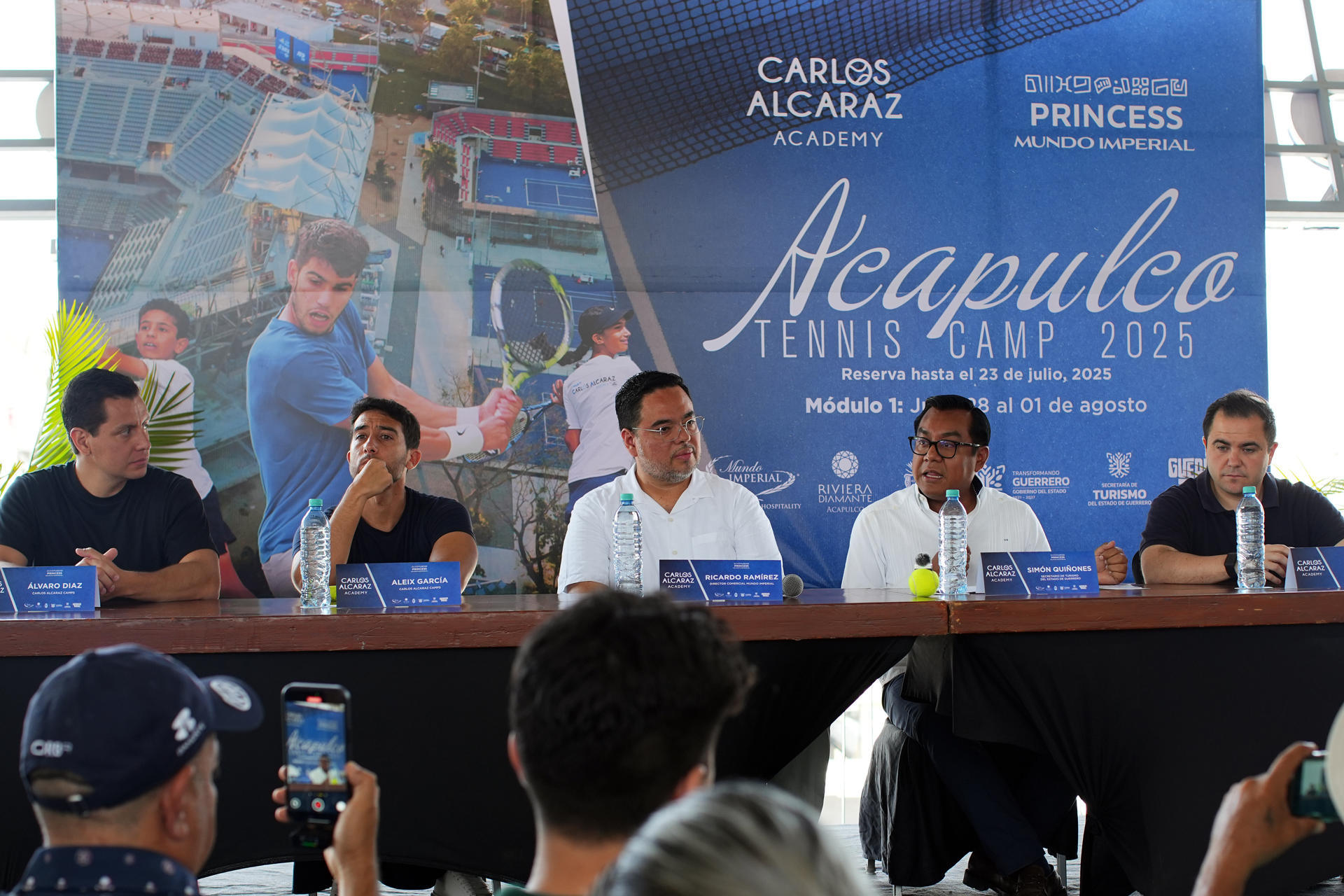 Desde la izquierda, los entrenadores de tenis Alvaro Díaz y Aleix García, el director comercial de Mundo Imperial, Ricardo Ramírez; el secretario de turismo del estado de Guerrero, Simón Quiñones y el entrenador de tenis Xavi López, durante una rueda de prensa este miércoles, en Acapulco (México). EFE/ David Guzmán