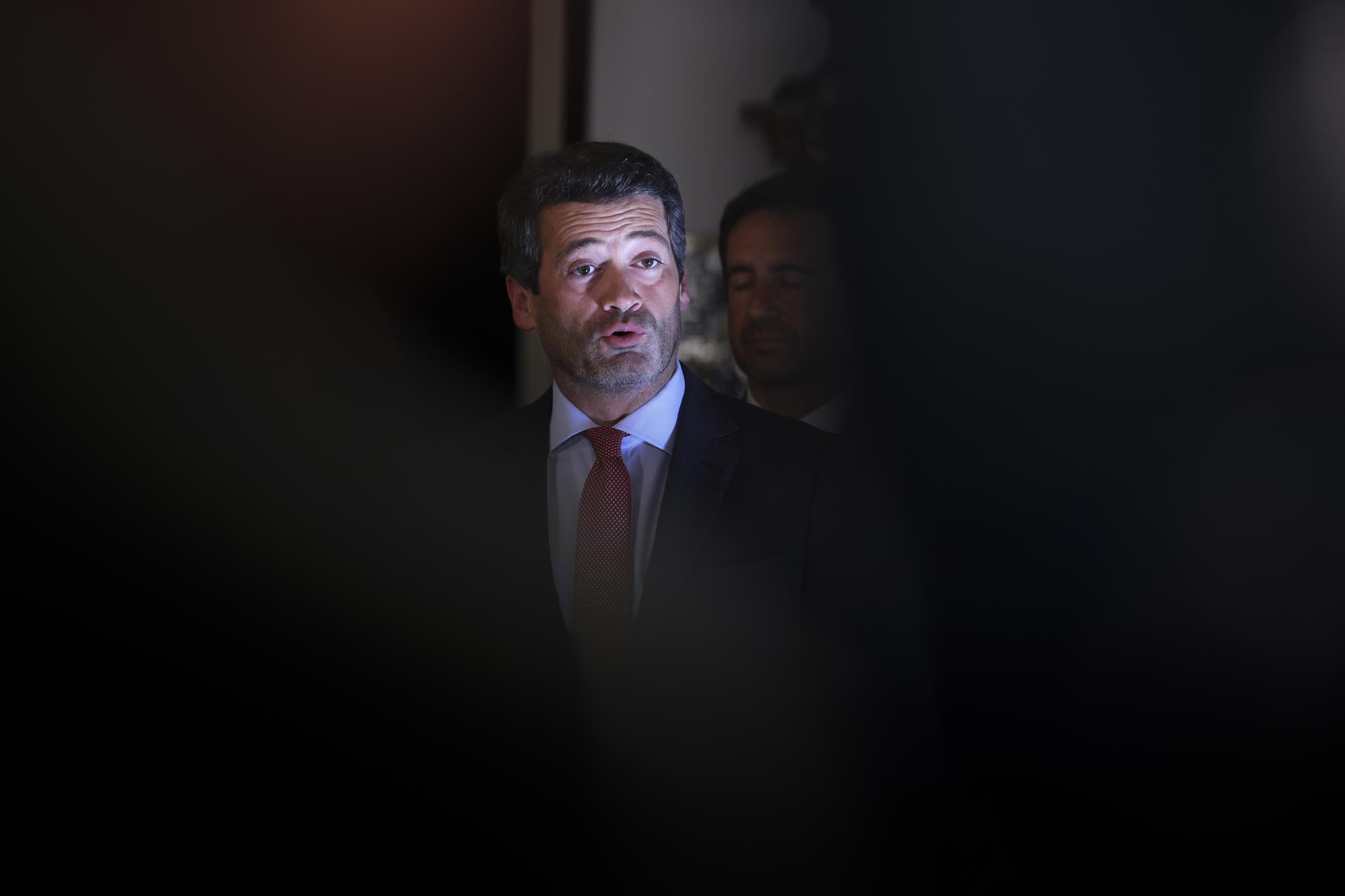 El presidente del partido de extrema derecha Chega, Andre Ventura, habla con la prensa después de su reunión con el presidente Marcelo Rebelo de Sousa para discutir los resultados de las elecciones legislativas del pasado fin de semana en el palacio de Belem en Lisboa, Portugal, 20 de mayo de 2025. (Elecciones, Lisboa) EFE/EPA/TIAGO PETINGA
```