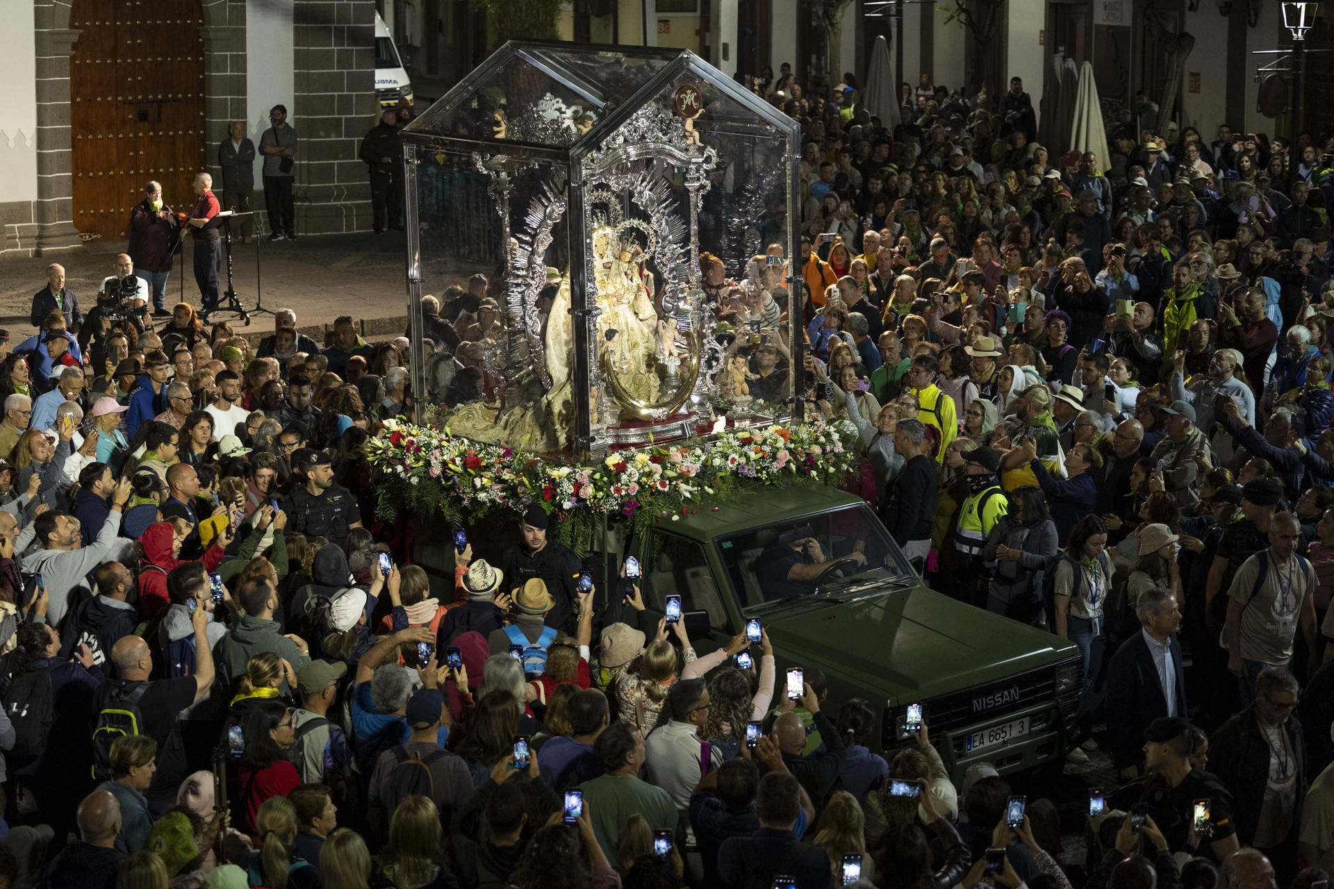 Miles de personas acompañan en procesión a imagen de la Virgen del Pino, patrona de Gran Canaria, desde su basílica en Teror hasta la catedral de Santa Ana, en Las Palmas, once años después de su última 'Bajada', para celebrar el Año Jubilar de la Esperanza. EFE/ Quique Curbelo