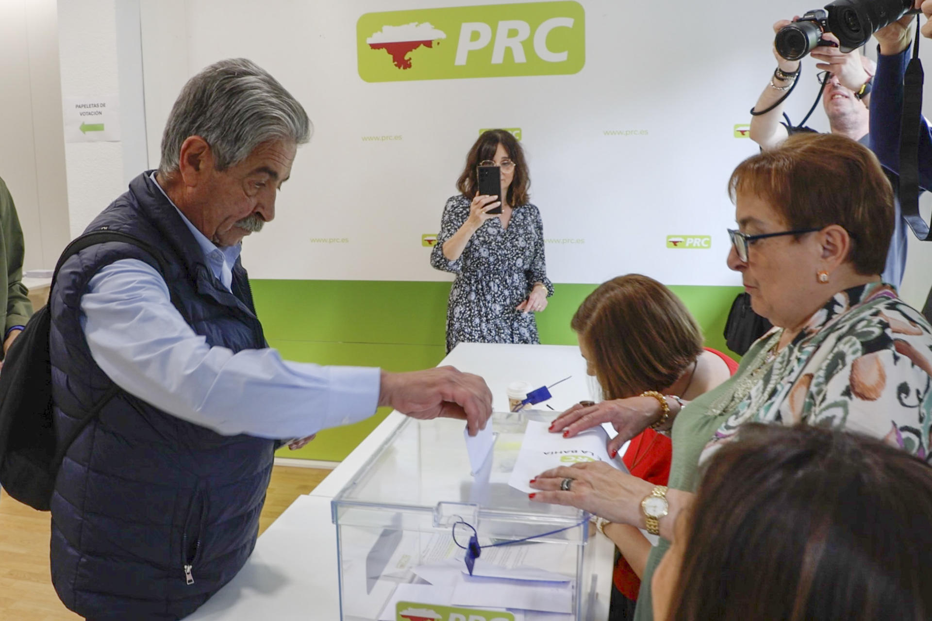 Miguel Ángel Revilla, votando, en la sede del partido en Santander, a las primeras primarias que celebran el partido en su historia, en las que se elige a su sucesor como número 1 a las elecciones autonómicas de 2027. EFE/ Celia Agüero Pereda