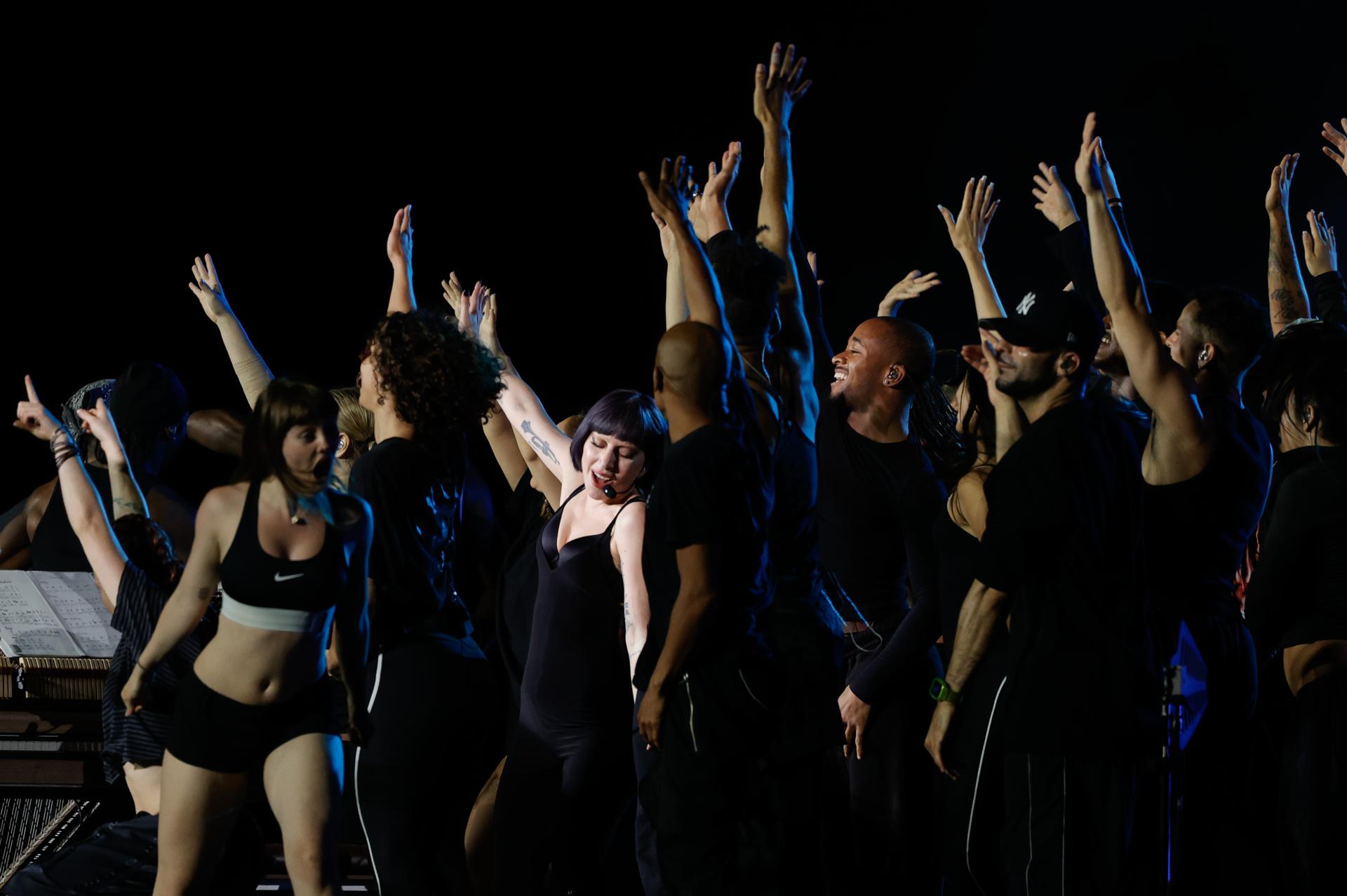 La cantante y compositora estadounidense Lady Gaga (c) participa en un ensayo junto a sus bailarines, previo a su concierto, este viernes, en la playa Copacabana en Río de Janeiro (Brasil). EFE/ Andre Coelho