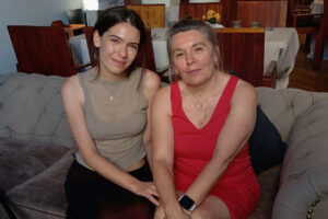 La directora Rosa Traisac y su hija, la actriz Claudia Traisac, posan para EFE con motivo de la presentación de su largometraje 'Después de la derrota', en Madrid. EFE/ Juliana Leao-Coelho