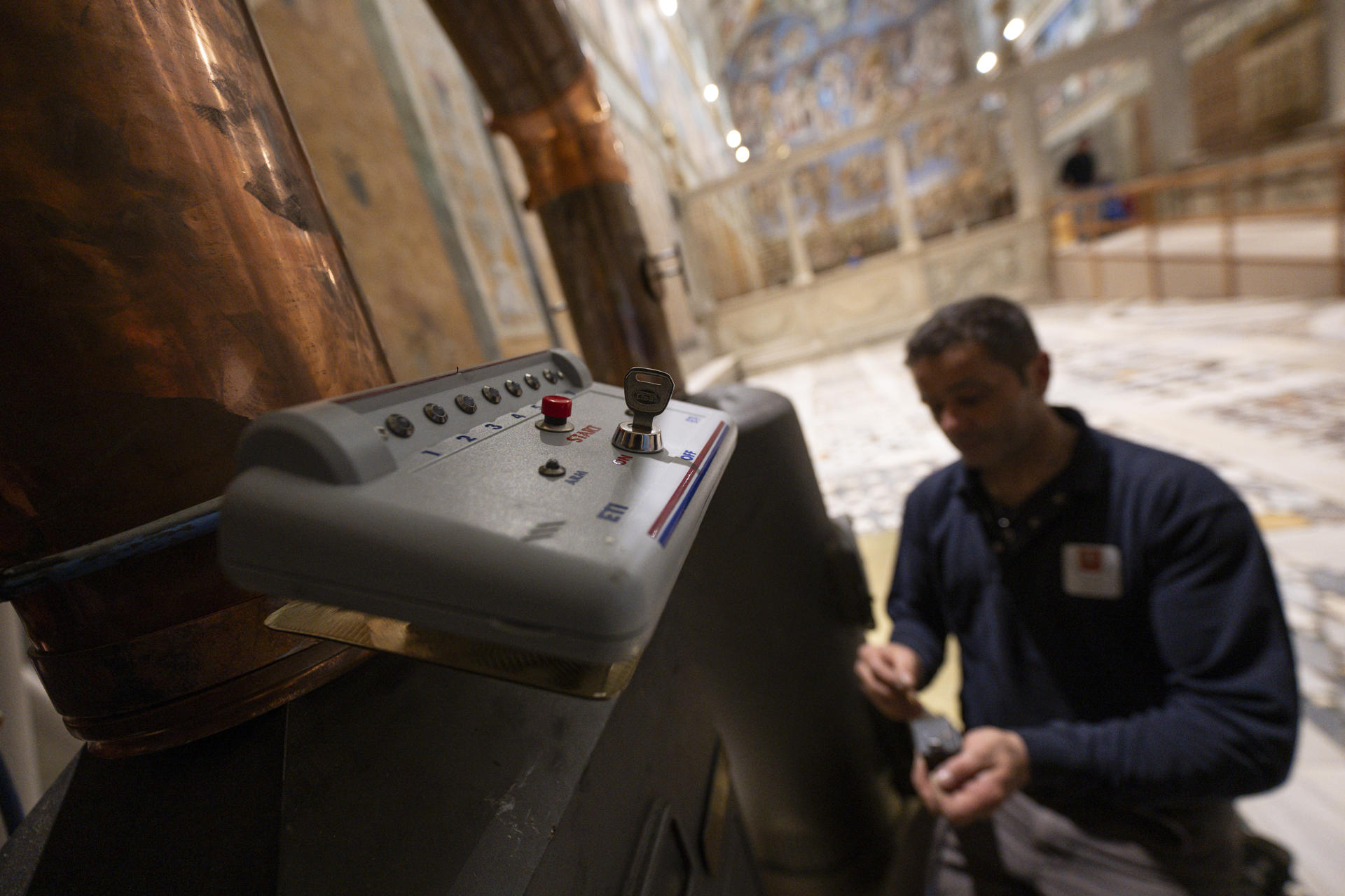 La Capilla Sixtina del Vaticano se prepara este viernes, 2 de mayo de 2025, para el cónclave del que saldrá el sucesor de Francisco y los técnicos se afanan para que todo esté listo, instalando las mesas en las que votarán los cardenales o la estufa en la que los cardenales quemarán sus votos secretos, además de otros retoques. 
EFE/ Francesco Sforza / VATICAN MEDIA /  ***SOLO USO EDITORIAL/SOLO DISPONIBLE PARA ILUSTRAR LA NOTICIA QUE ACOMPAÑA (CRÉDITO OBLIGATORIO)***