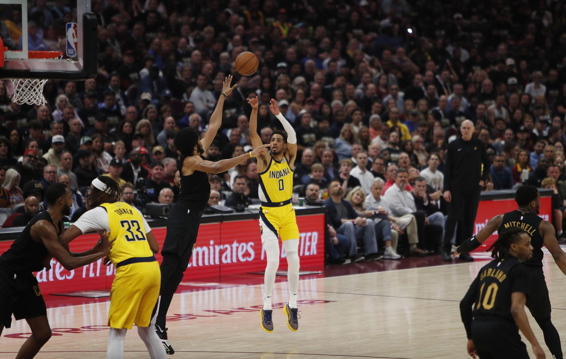 El base de los Indiana Pacers Tyrese Haliburton (C) lanza un triple durante el quinto partido de las Semifinales de la Conferencia Este ante los Cleveland Cavaliers.EFE/EPA/DAVID MAXWELL