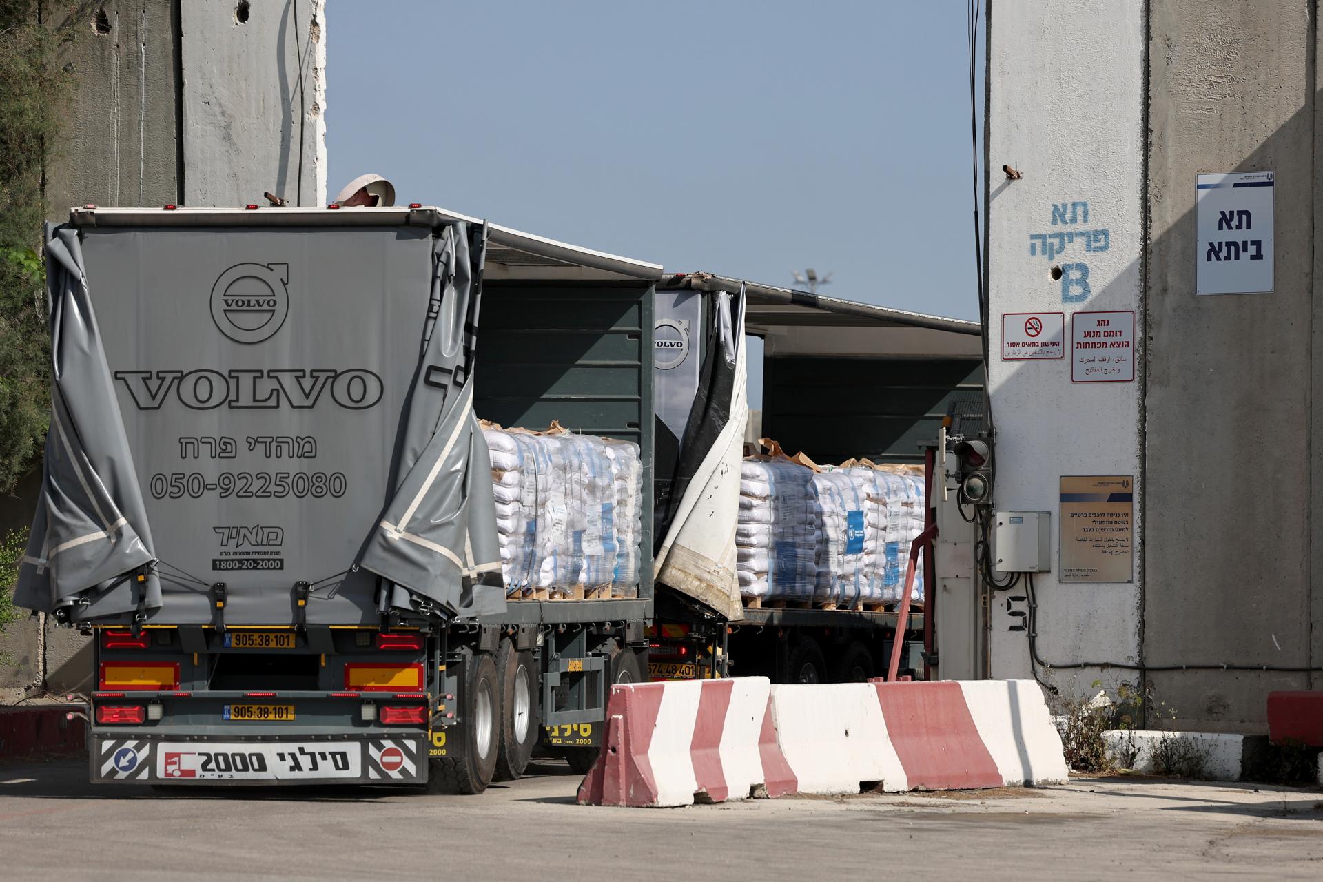 Camiones que transportan ayuda esperan para entrar en la Franja de Gaza en el cruce de Kerem Shalom, en el sur de Israel, 22 de mayo de 2025. Según la ONU, medio millón de personas, o una de cada cinco personas en la Franja, se enfrentan al hambre, mientras que toda la población de la Franja de Gaza sigue enfrentándose a un riesgo crítico de hambruna tras 19 meses de conflicto, desplazamiento masivo y severas restricciones a la ayuda humanitaria. EFE/EPA/ATEF SAFADI