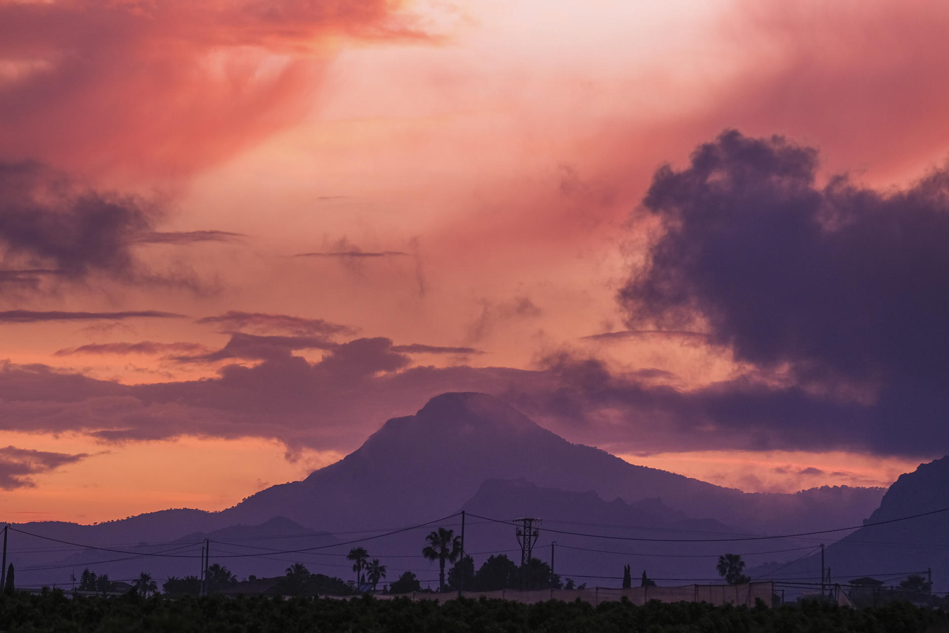 Imagen de este mes de mayo del atardecer en la sierra de Crevillente, Alicante. EFE/ Pablo Miranzo