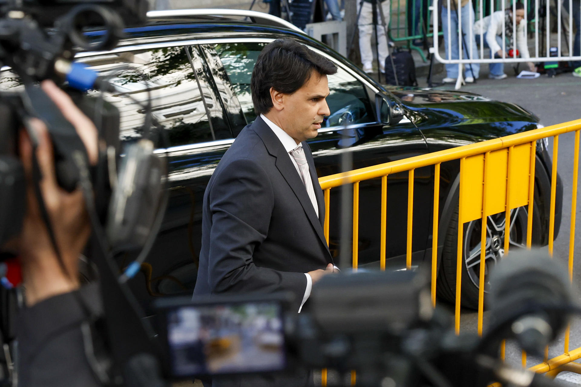 Alberto González Amador (d), pareja de la presidenta de la Comunidad de Madrid, Isabel Díaz Ayuso, y autor de la denuncia que originó la investigación tras la filtración de un correo de su abogado en el que admitía dos delitos de fraude fiscal, a su llegada al Tribunal Supremo para prestar declaración como testigo ante el juez Ángel Hurtado que investiga al fiscal general del Estado, Álvaro García Ortiz, por supuesta revelación de secretos. EFE/ Juan Carlos Hidalgo