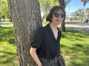 La bailaora sevillana Isabel Vázquez, posa durante la entrevista con EFE en Sevilla a cuatro días de estrenar ‘Zambra de la Buena Salvaje’ en el festival Madrid en Danza, con el que regresa a los escenarios a los 60 años tras una década sin actuar, y en la que ha asegurado que vuelve a enfrentarse al público en vivo porque las ganas de estar en escena nunca se van. EFE/Fermín Cabanillas
