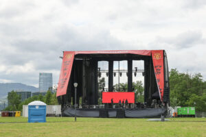 Vista de una fun zone para los aficionados del Manchester United antes la final de la Liga Europa de fútbol que disputan el miércoles en Bilbao el Manchester United y el Tottenham Hotspurs. EFE/ Luis Tejido