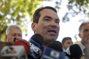 El opositor venezolano Tomás Guanipa habla durante una rueda de prensa este viernes, en Maracaibo (Venezuela). EFE/ Henry Chirinos