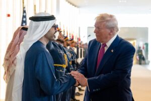 Una foto de archivo facilitada por el Tribunal Presidencial de los Emiratos Árabes Unidos muestra al viceprimer ministro y ministro de Asuntos Exteriores de los Emiratos Árabes Unidos, el Jeque Abdullah bin Zayed Al Nahyan (I), estrechando la mano del Presidente de Estados Unidos, Donald Trump (D), en Abu Dhabi, Emiratos Árabes Unidos, 15 de mayo de 2025. (Emiratos Árabes Unidos) EFE/EPA/TRIBUNAL PRESIDENCIAL DE LOS EAU / ARCHIVO ARCHIVO SOLO PARA USO EDITORIAL/SIN VENTAS