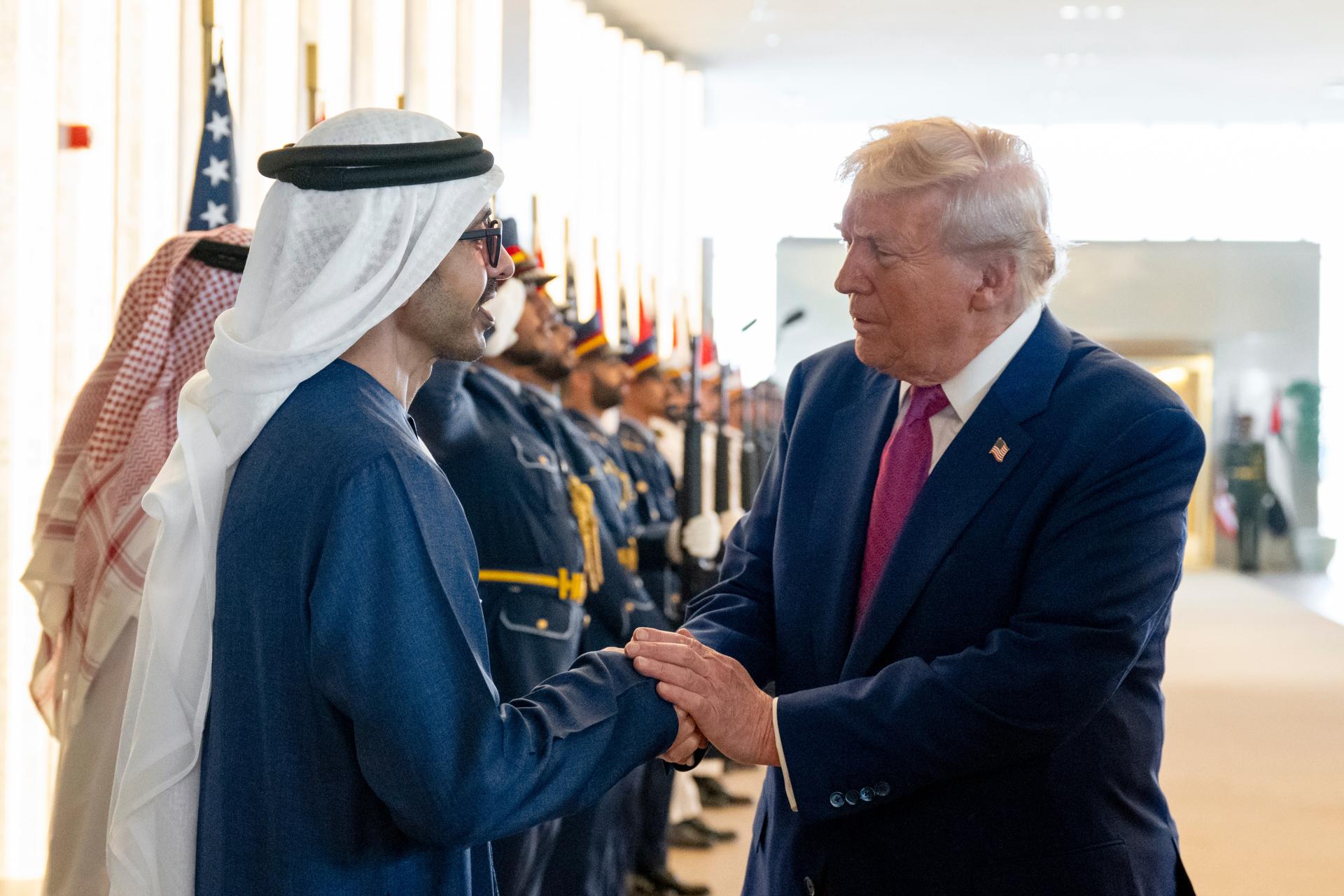 Una foto de archivo facilitada por el Tribunal Presidencial de los Emiratos Árabes Unidos muestra al viceprimer ministro y ministro de Asuntos Exteriores de los Emiratos Árabes Unidos, el Jeque Abdullah bin Zayed Al Nahyan (I), estrechando la mano del Presidente de Estados Unidos, Donald Trump (D), en Abu Dhabi, Emiratos Árabes Unidos, 15 de mayo de 2025. (Emiratos Árabes Unidos) EFE/EPA/TRIBUNAL PRESIDENCIAL DE LOS EAU / ARCHIVO ARCHIVO SOLO PARA USO EDITORIAL/SIN VENTAS
