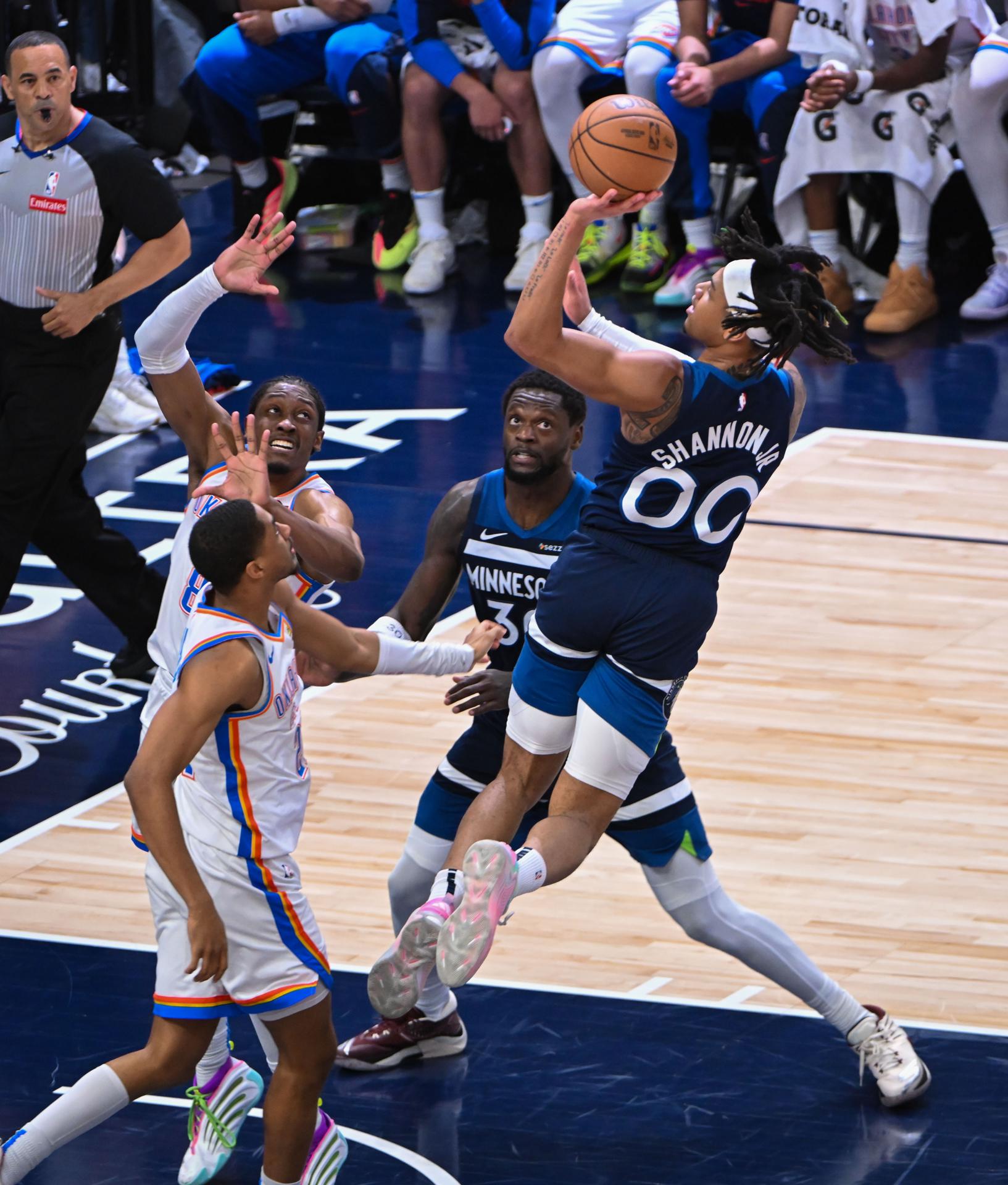 El escolta de los Minnesota Timberwolves, Terrence Shannon Jr. (d), intenta un lanzamiento por encima de los defensores de los Oklahoma City Thunder este sábado durante el tercer partido de las finales de la Conferencia Oeste de la NBA jugado en el Target Center de Minneapolis (Minnesota). EFE/EPA/CRAIG LASSIG