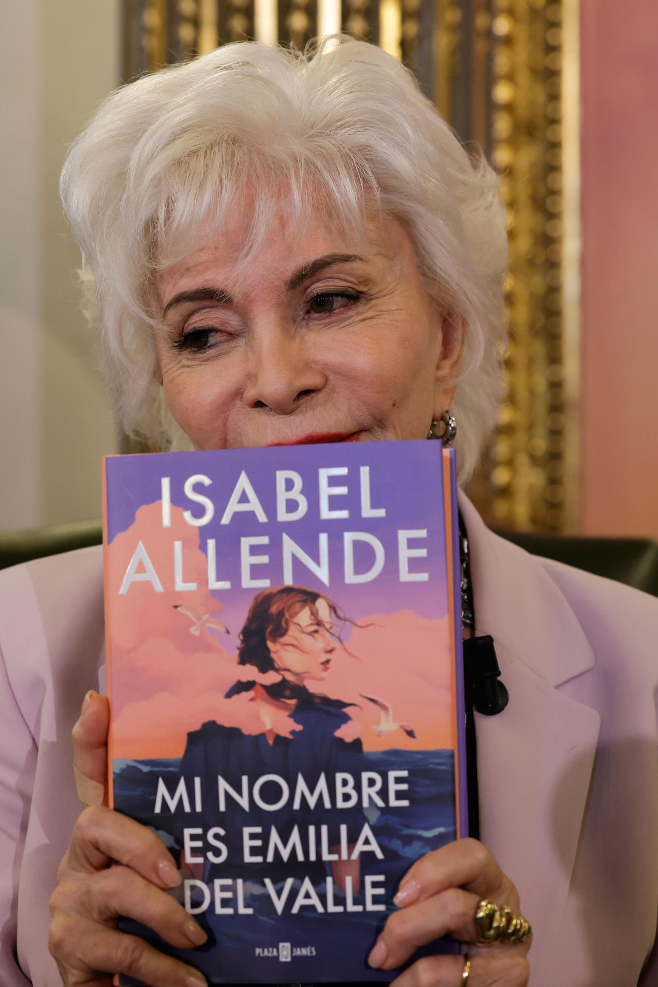 La escritora chilena Isabel Allende presenta este miércoles en Madrid su nueva novela, 'Mi nombre es Emilia del Valle', una historia de amor y guerra protagonizada por una mujer que sobrevive y se reinventa, un personaje de una saga, Del Valle, que empezó con 'La casa de los espíritus'. EFE/ Zipi