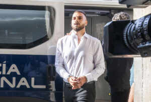 El acusado de matar a golpes a un joven de 19 años durante las fiestas de Íllora (Granada) del año 2022 a su llegada este lunes a la Audiencia de Granada donde le juzga un jurado popular y en el que ha aceptado ocho años de prisión y otros quince de destierro, una pena atenuada por el consumo de sustancias para un procesado que ha pedido perdón a familiares y amigos de la víctima. EFE/Miguel Ángel Molina