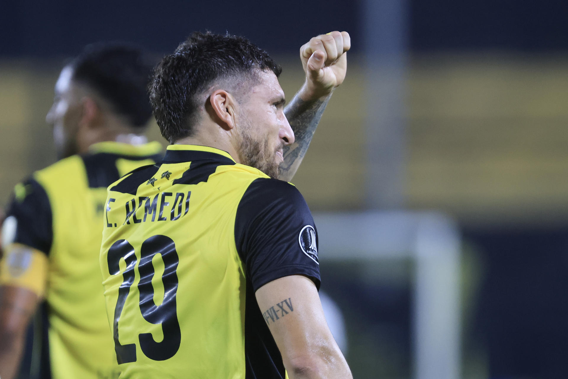 El centrocampisa argentino Eric Remedi celebra el gol que selló este miércoles en el estadio Campeón del Siglo, de Montevideo el triunfo de remontada de Peñarol por 3-2 sobre Olimpia y la clasificación adelantada a los octavos de final de la Copa Libertadores. EFE/ Gastón Britos