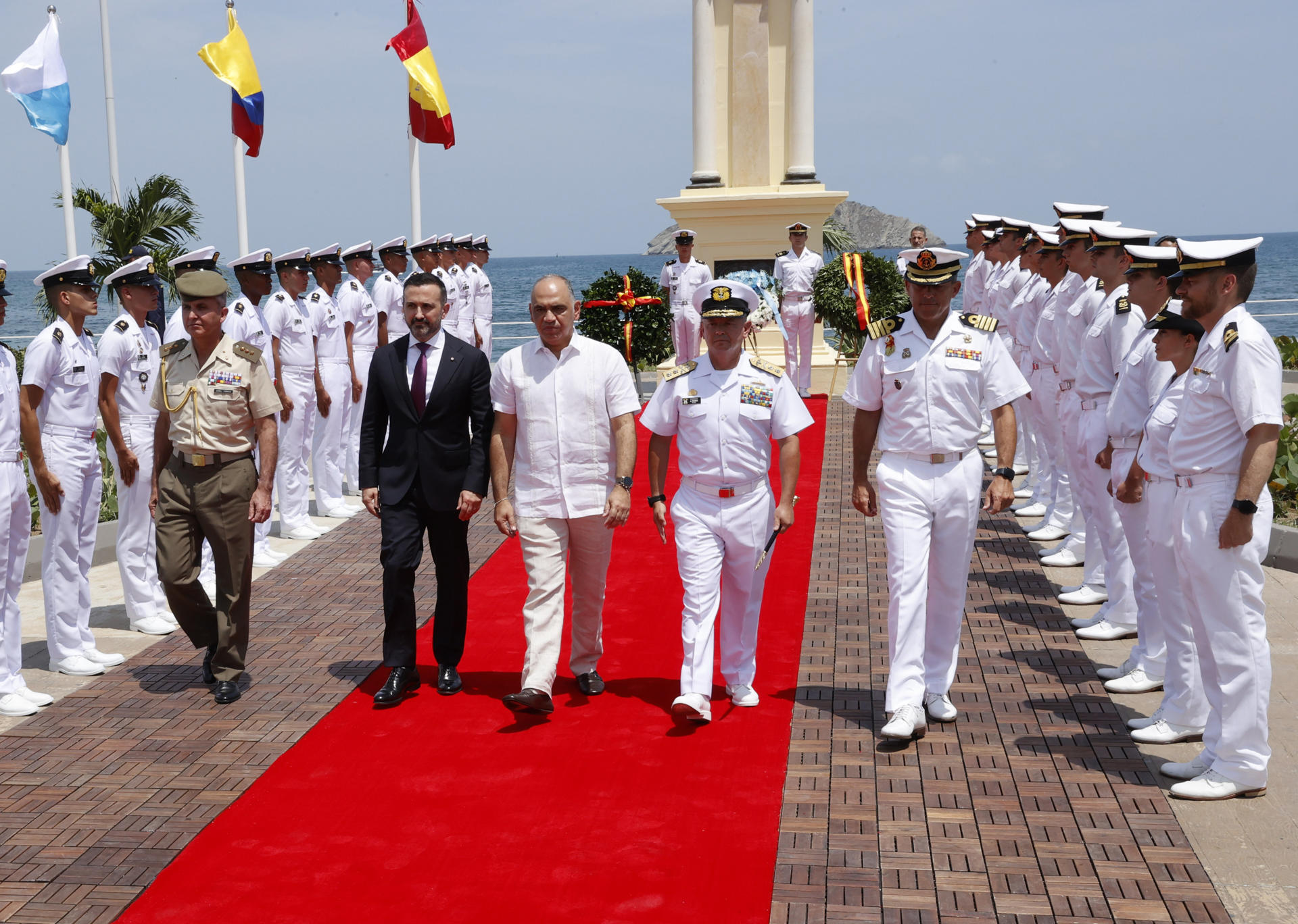 El embajador de España en Colombia, Santiago Jiménez (2i), y el alcalde de Santa Marta, Carlos Pinedo Cuello (3i), junto a los guardiamarinas españoles y los cadetes de la Armada de Colombia rinden homenaje en el monumento de Rodrigo de Bastidas este 14 de mayo de 2025 en Santa Marta (Colombia). EFE/Mauricio Dueñas Castañeda