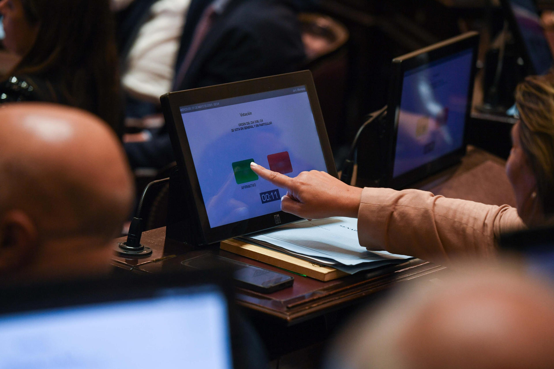 Fotografía cedida por el Senado de Argentina de una persona realizando una votación este miércoles, en Buenos Aires (Argentina). EFE/ Senado de Argentina