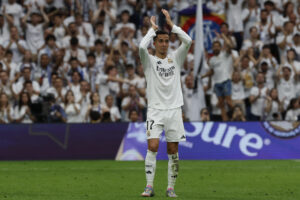 El defensa español del Real Madrid Lucas Vázquez recibe una ovación tras ser sustituido durante el partido de la jornada 38 de LaLiga EA Sports entre Real Madrid y Real Sociedad celebrado este sábado en el estadio Santiago Bernabéu de Madrid. EFE/ J.J.Guillén