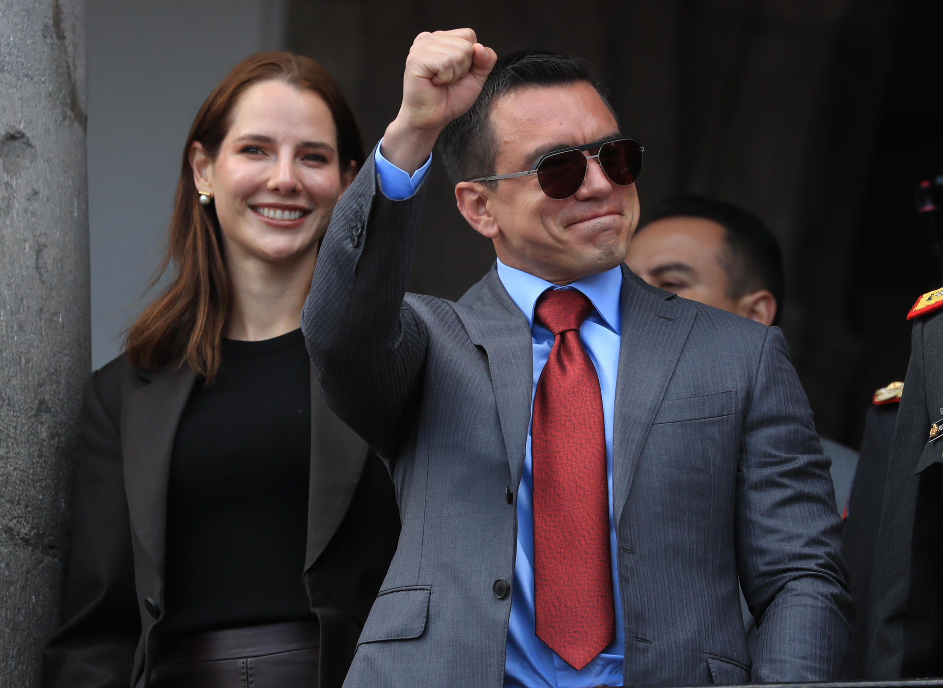 El presidente de Ecuador, Daniel Noboa, y su esposa Lavinia Valbonesi, saludan desde el Palacio de Gobierno durante el tradicional Relevo de Cambio de Guardia Presidencial, en Quito (Ecuador), en una fotografía de archivo. EFE/ José Jácome
