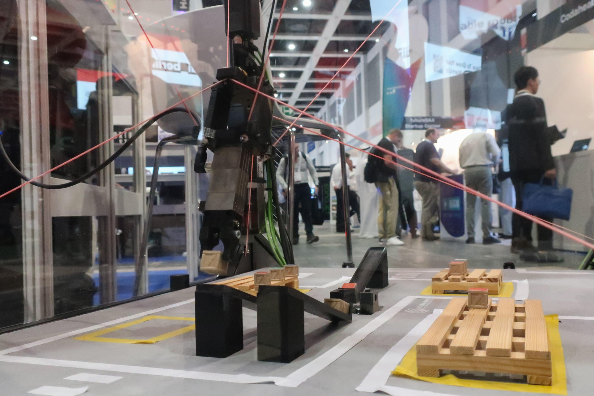 La emergente alemana Red Cable Robots presenta un brazo robótico para centros logísticos que se desplaza gracias a un cableado en la feria de Berlín (Messe Berlin en alemán), donde se celebra por primera vez la feria tecnológica "GITEX Europa". EFE/ Lucas Rubio Albizu