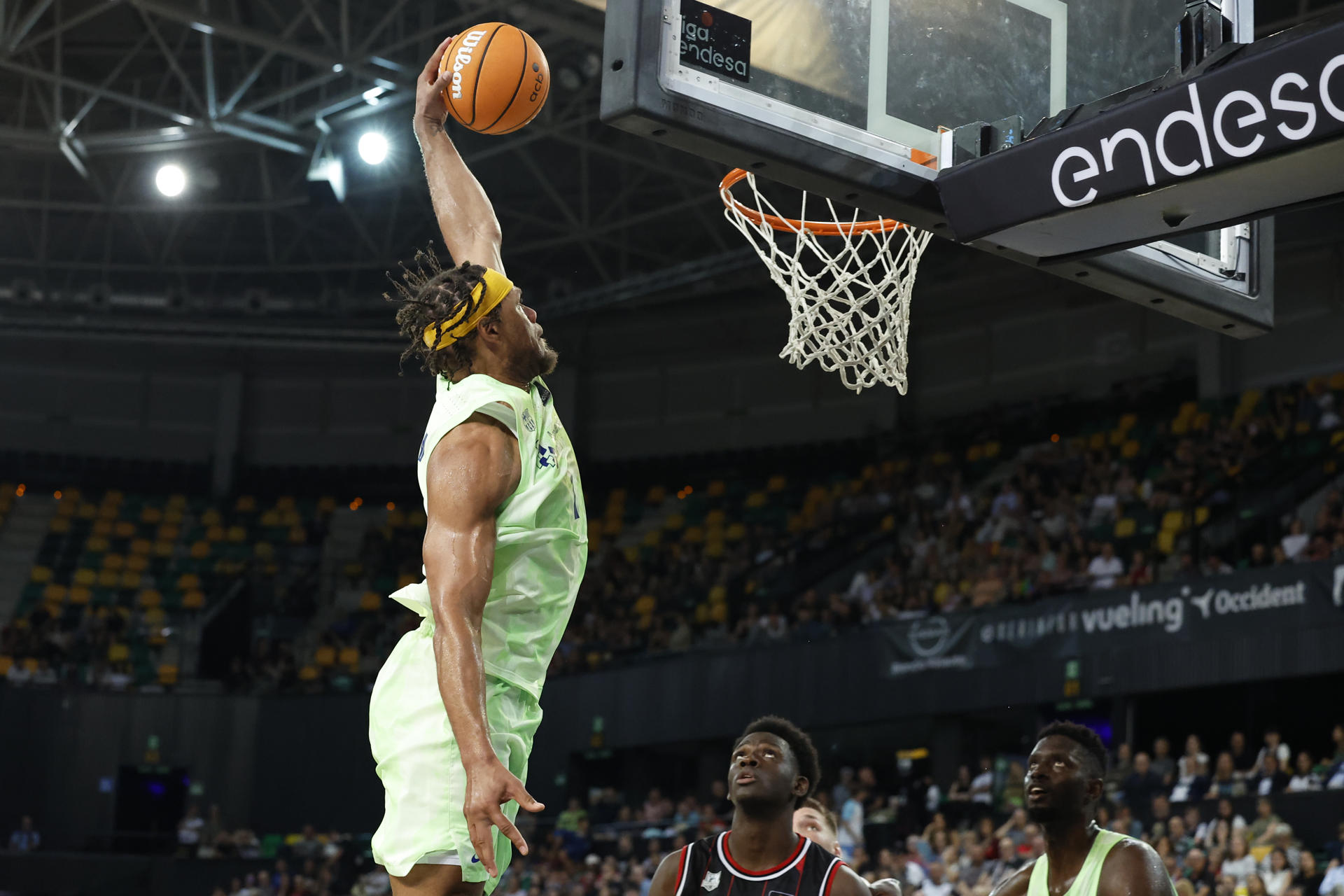 El alero estadounidense del FC Barcelona, Justin Anderson, se dispone a machacar la canasta durante el encuentro de la Liga Endesa que disputan hoy viernes frente a Surne Bilbao en el Bilbao Arena. EFE / Miguel Toña.
