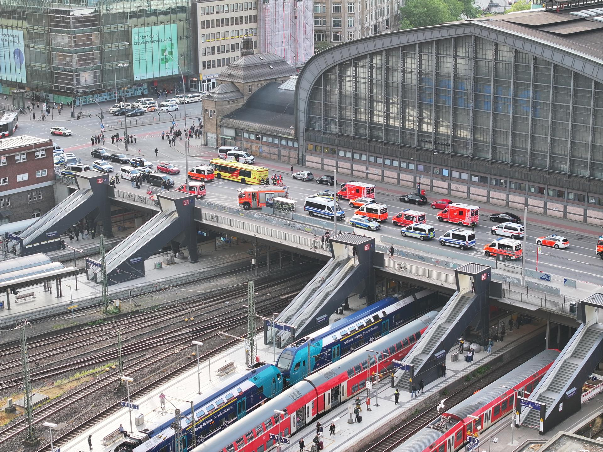 Ambulancias y policía alemana se reúnen fuera de la estación central de Hamburgo, Alemania, 23 de mayo de 2025, tras un ataque con cuchillo en la estación que dejó varias personas heridas, algunas de ellas de gravedad según la policía. La agresora era una mujer de 39 años, según la policía. (Alemania, Hamburgo) EFE/EPA/NEWS5 / SEBASTIAN PETERS GERMANY OUT