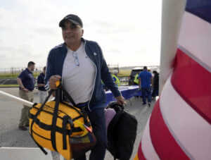 Fotografía publicada por la secretaria de Seguridad Interna, Kristi Noem, en su cuenta oficial de la red social X (@Sec_Noem) de una persona embarcando en el primer vuelo de autodeportados de Trump. EFE/@Sec_Noem