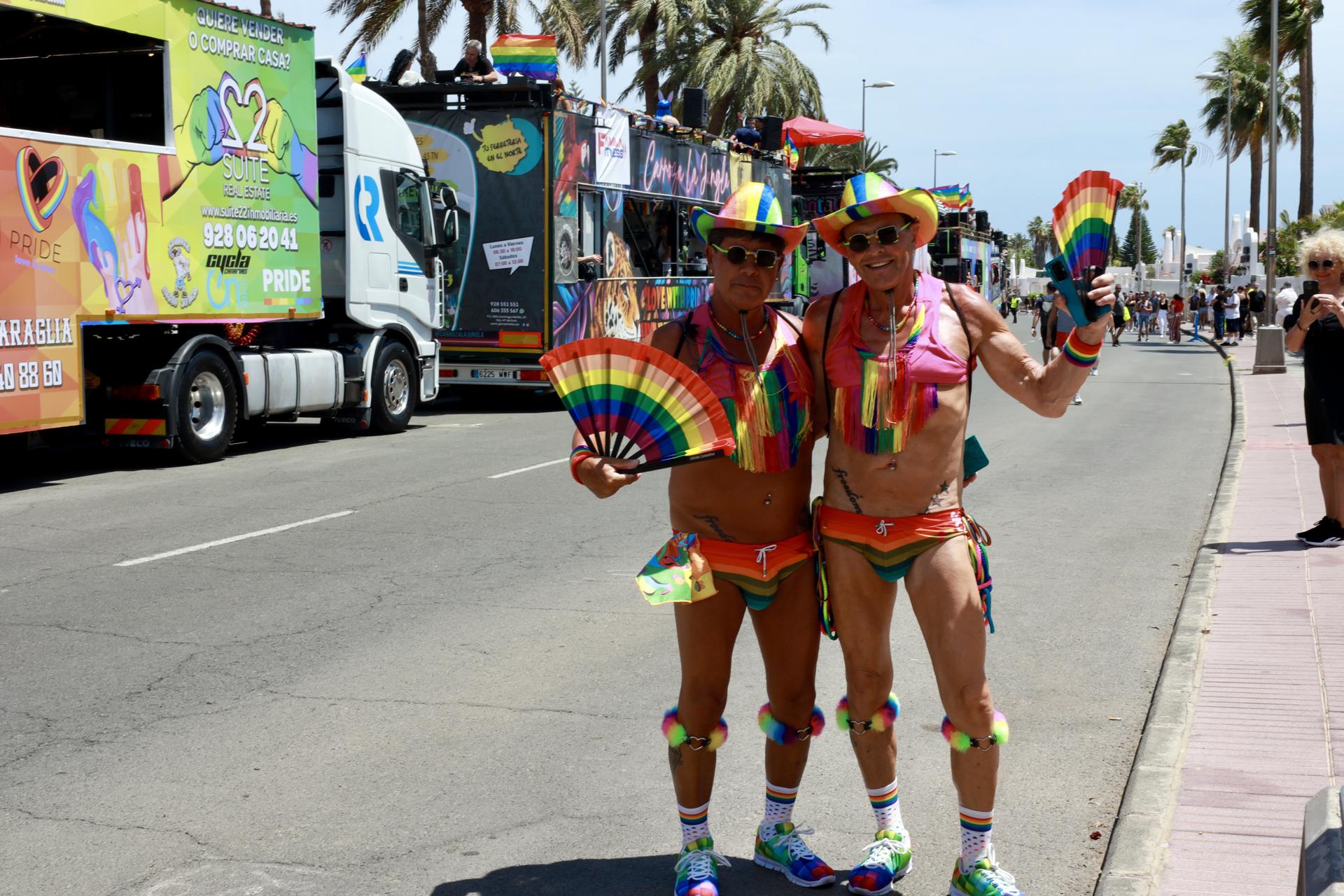 Miles de personas se congregan este sábado en el sur de Gran Canaria en la tradicional manifestación de las fiestas del Orgullo de Maspalomas, el destino turístico de referencia de la comunidad LGTBI en Europa durante buen parte del año. EFE/Laura Bautista