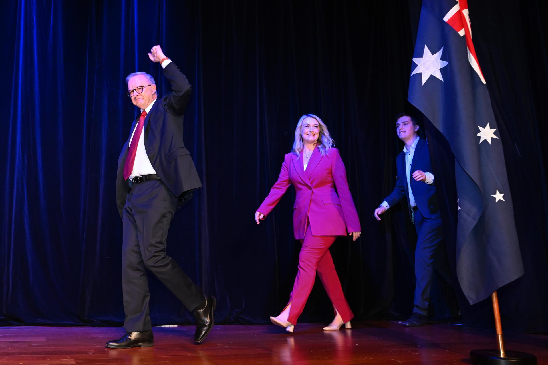 SYDNEY (Australia), 03/05/2025.- Australian Prime Minister Anthony Albanese arrives with Partner Jodie Haydon and son Nathan at the Labor Election Night function for the 2025 Federal Election at Canterbury-Hurlstone Park RSL Club in Sydney, Australia, 03 May 2025. EFE/EPA/LUKAS COCH AUSTRALIA AND NEW ZEALAND OUT