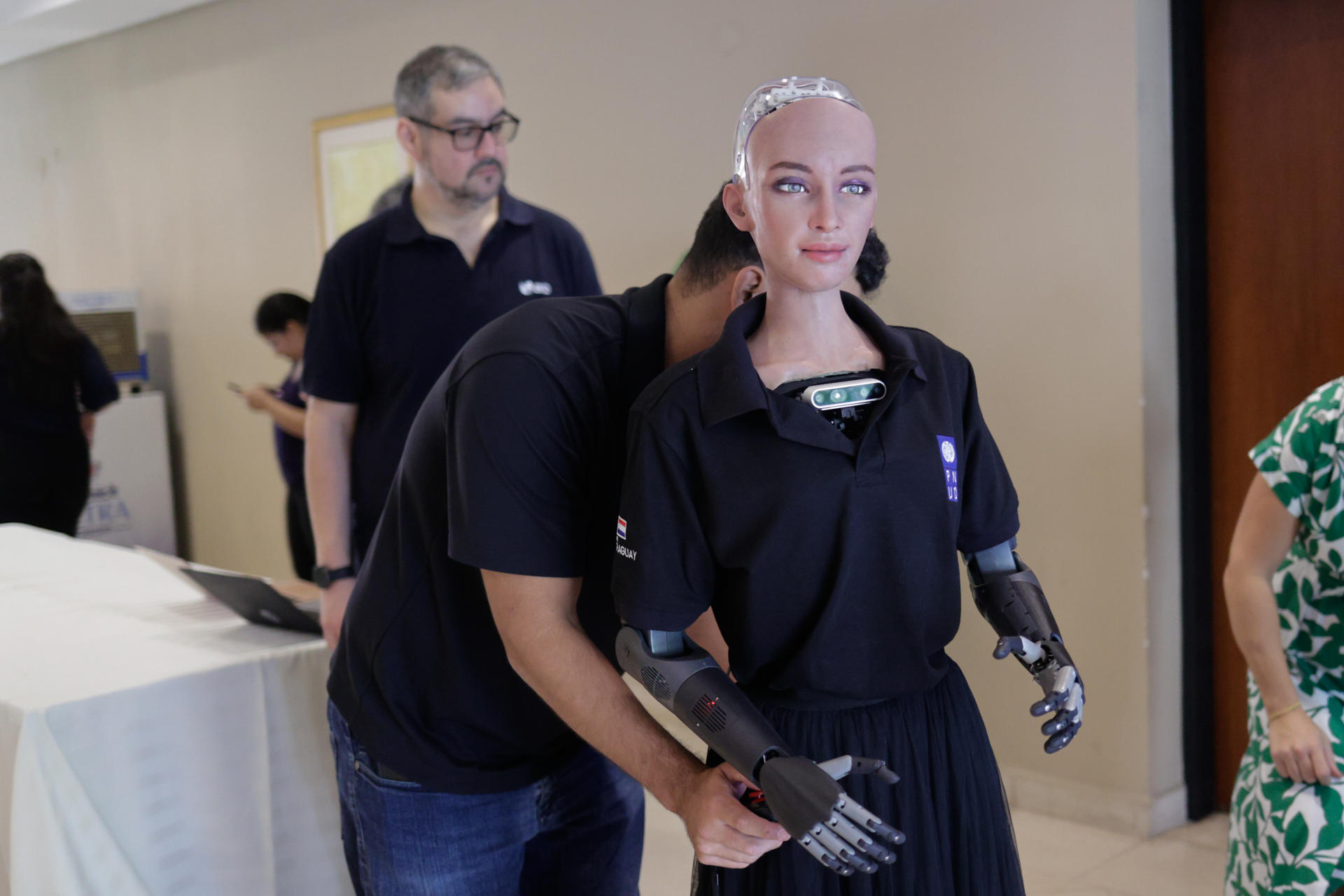 Un hombre prepara a la robot humanoide Sophia para una entrevista con EFE este jueves, en Asunción (Paraguay). EFE/ Juan Pablo Pino