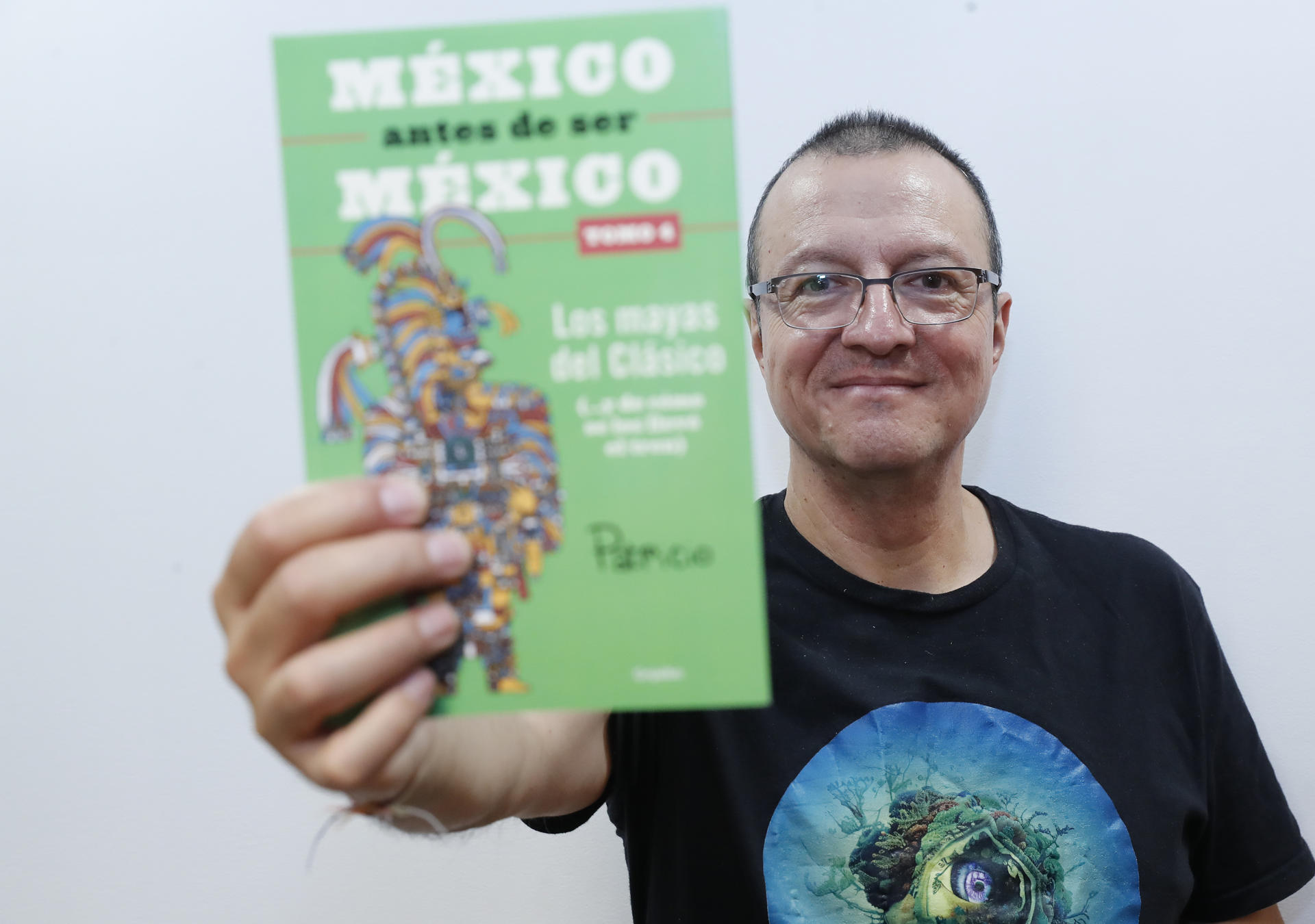 El caricaturista Patricio Monero posa durante una entrevista con EFE este miércoles, en Ciudad de México (México). EFE/Mario Guzmán