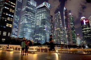 Una pareja fotografía el distrito financiero de Singapur, el 21 de mayo de 2019. EPA/WALLACE WOON