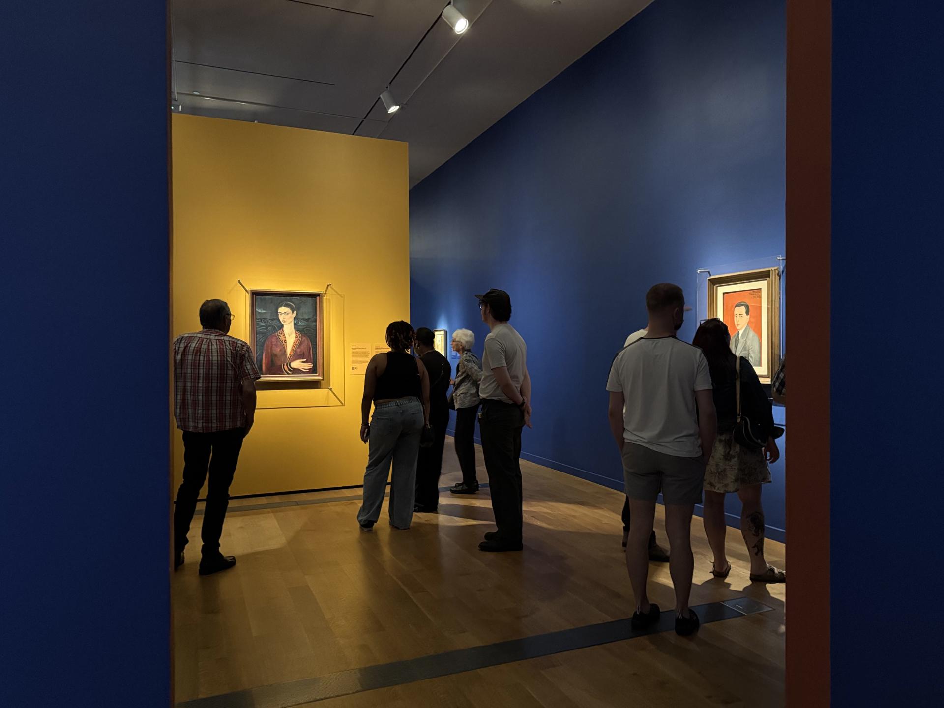 Personas observan la obra 'Autorretrato con traje de terciopelo' (1926) de la artista mexicana Frida Kahlo durante la muestra "Frida más allá del mito" el 24 de mayo de 2025 en el Museo de Bellas Artes de Virginia (VMFA) en Richmond, Virginia (EE.UU.). EFE/Yeny García