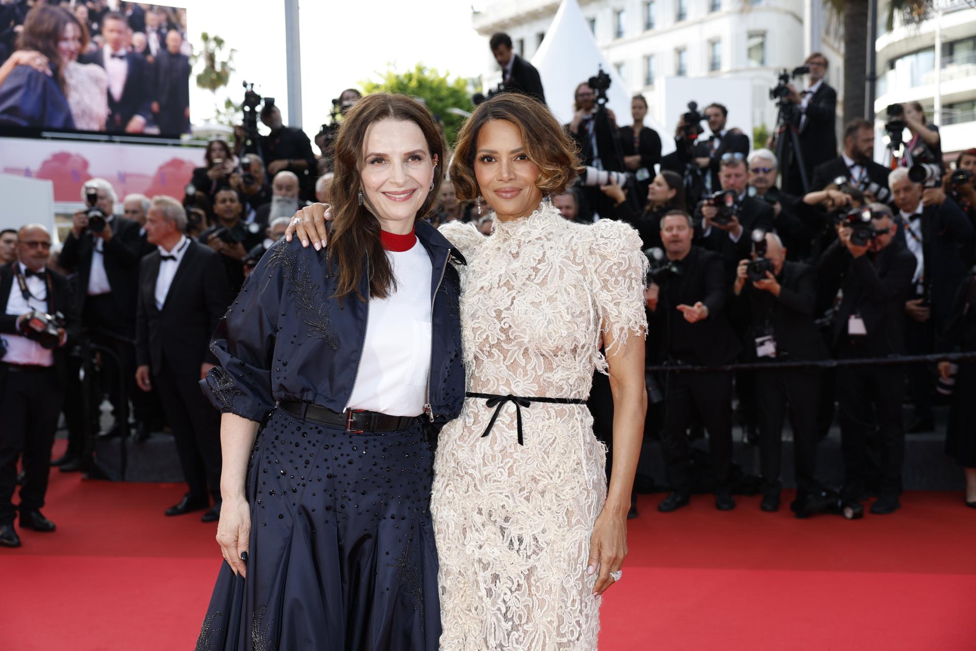 Las actrices Juliette Binoche (i), presidenta del jurado del Festival de Cannes, y Halle Berry, una de sus miembros, posan en la alfombra roja. EFE/EPA/GUILLAUME HORCAJUELO