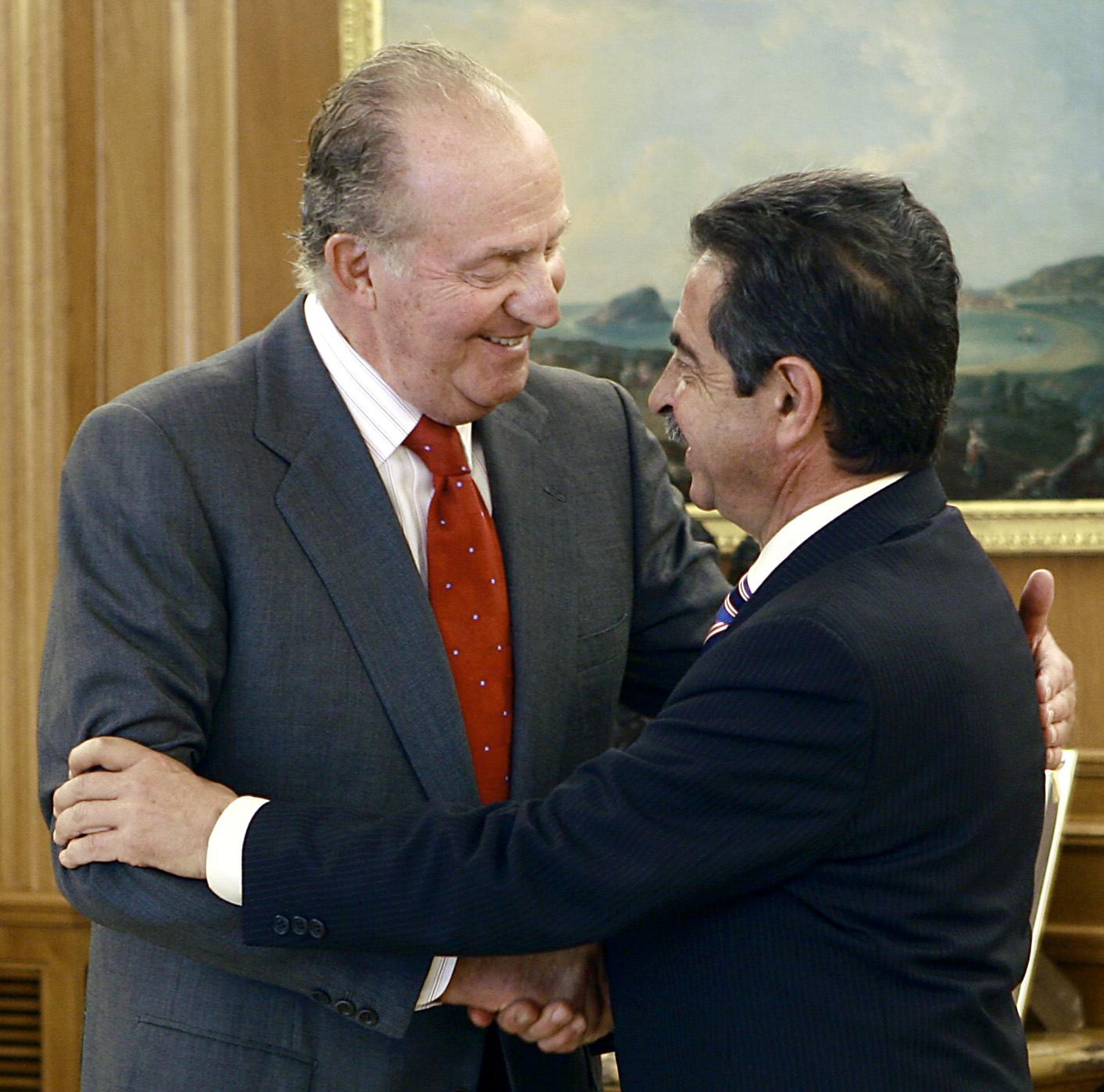 Foto de archivo (8/10/07): el rey es saludado por el presidente de Cantabria, Miguel Ángel Revilla,en audiencia en el Palacio de la Zarzuela . EFE/Manuel H. de León