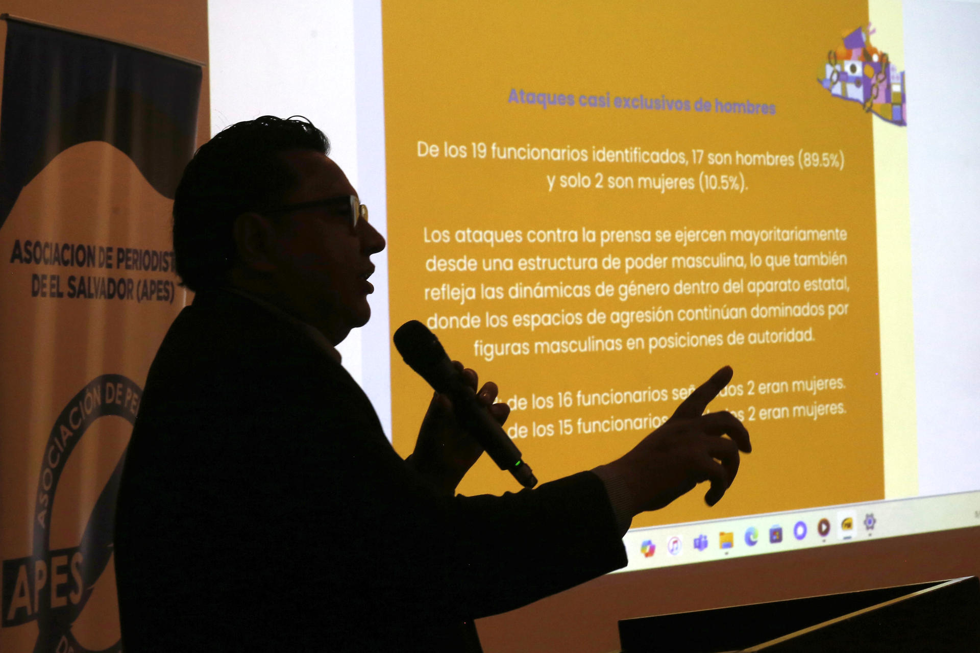 El relator de libertad de prensa de la Asociación de Periodistas de El Salvador (APES), Hugo Sánchez, habla este 5 de mayo de 2025, en Antiguo Cuscatlán (El Salvador). EFE/Rodrigo Sura